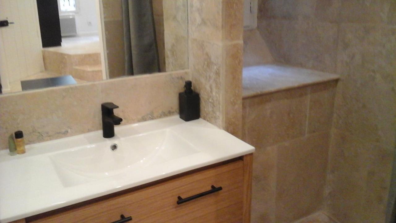Kira Hotel Uzes Exterior photo